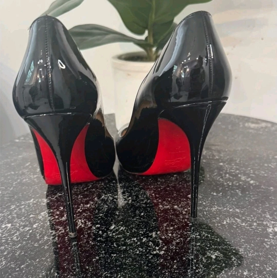 Zapatos de salón Christian Louboutin de charol para mujer Foto 3 de 4