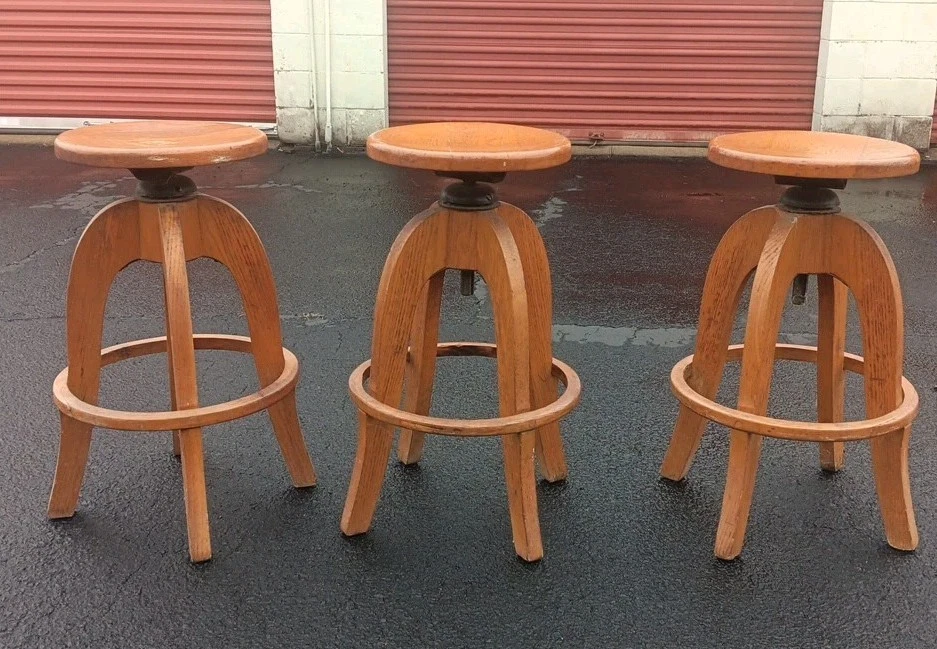 TABURETE DE GUITARRA DE MADERA DE ROBLE DORADO DE COLECCIÓN TAPA GIRATORIA/ANILLO PARA PIES DISEÑADO POR ARQUITECTO Foto 3 de 4