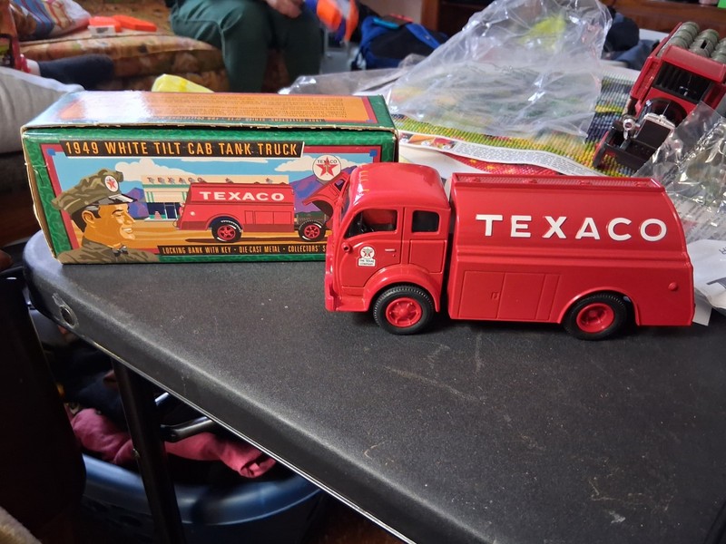 Texaco 1949 White Tilt Cab Tank Truck Red Diecast Locking Bank with Key