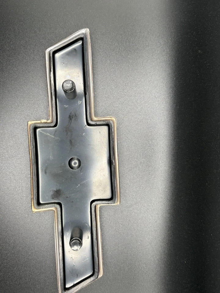 OBS Gold Bowtie Grille Emblem 1994-1998 C1500, Tahoe, Suburban Foto 2 de 2