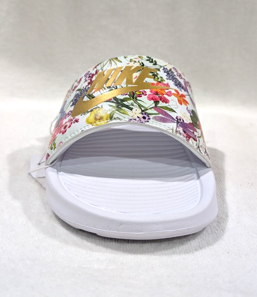 ★NIKE★VICTORI ONE★追跡可 Nike Victori One Slide White Floral Print Gold Logo Sandals