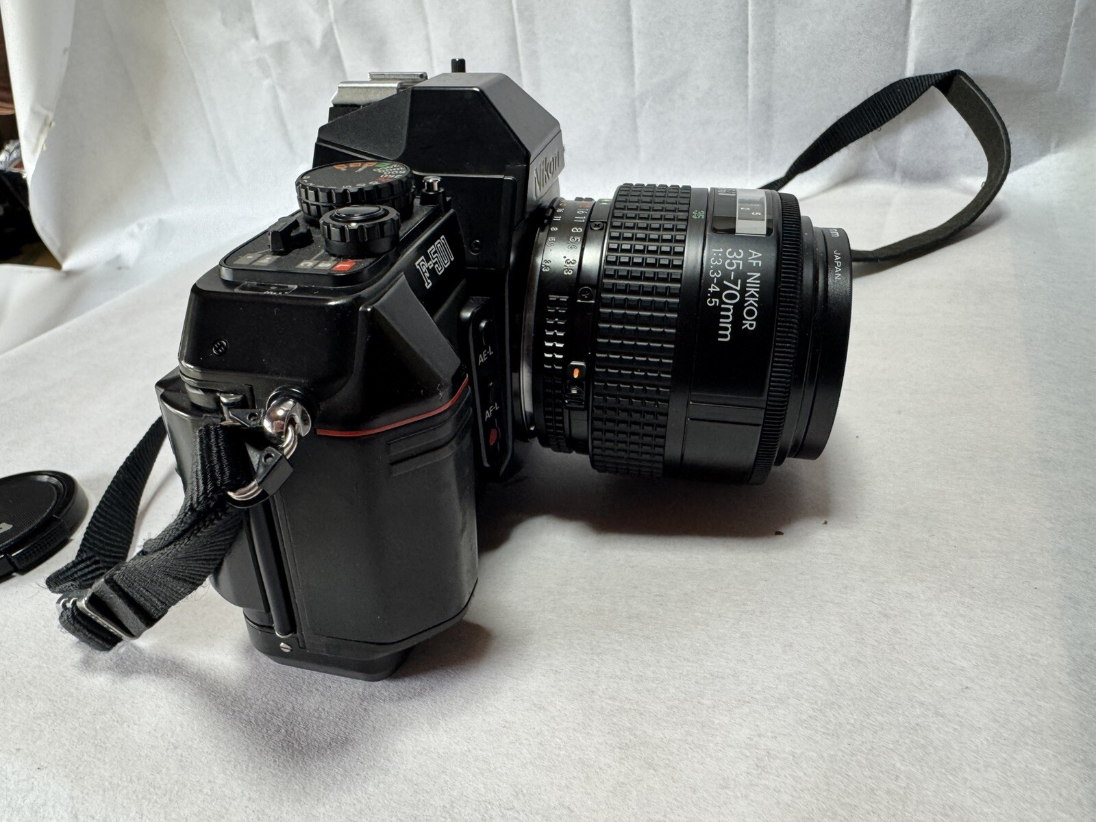 Nikon F-501 35mm SLR Film Camera w/35-70mm f/3.3-4.5 AF Lens Japan