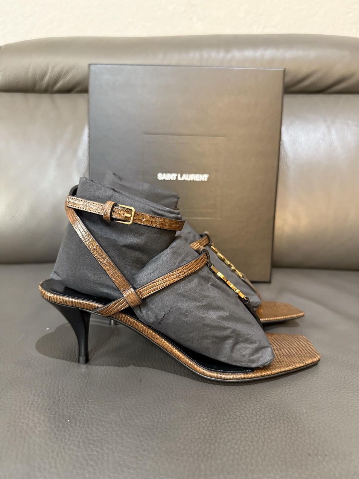 SAINT LAURENT Cassandra Sandali alla caviglia 60MM in marrone macadamia (taglia 36)