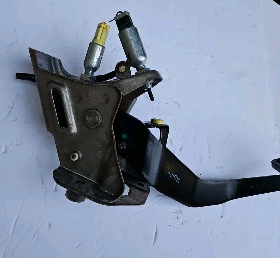 2011 Honda Civic Clutch Pedal OEM - Image 3 of 4