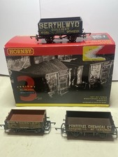 Hornby R6219 3 Assorted Plank Wagons Weathered
