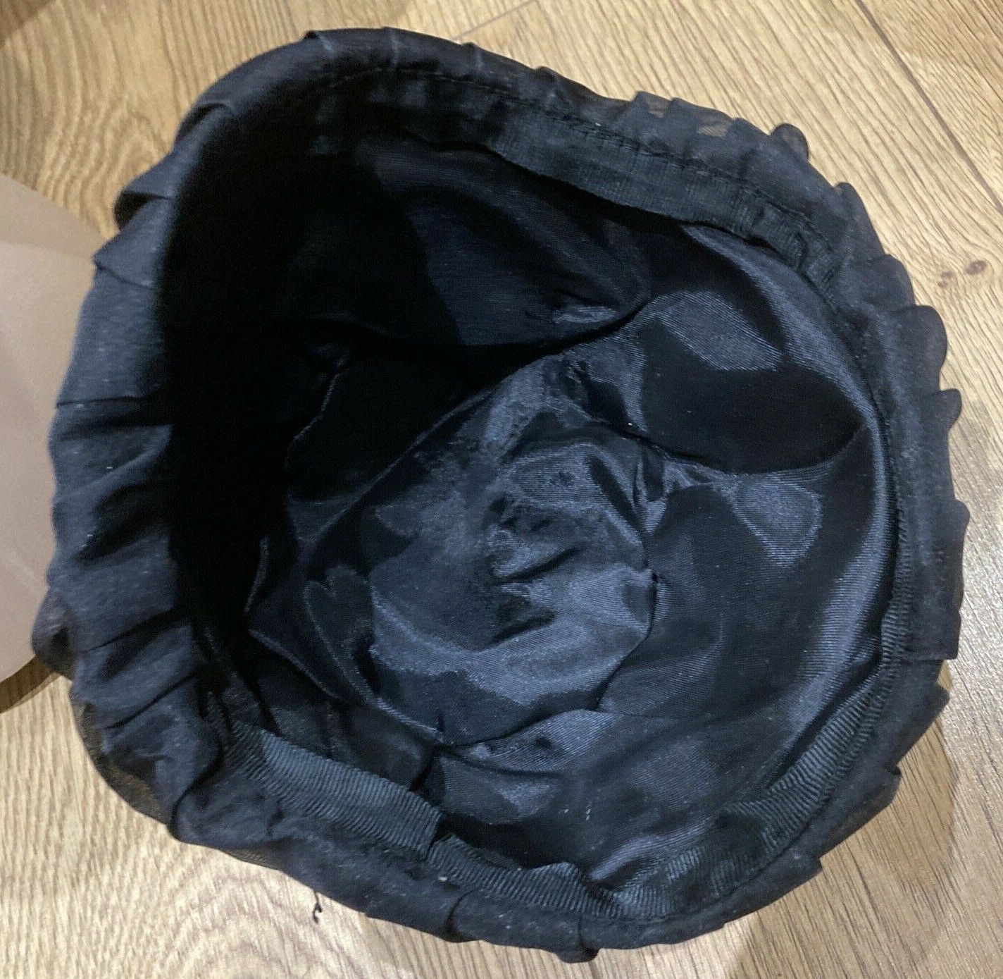 Rare & Unusual Ruched 1950s Black Hat with Contrasting Bows, Goodwood? Size M 9