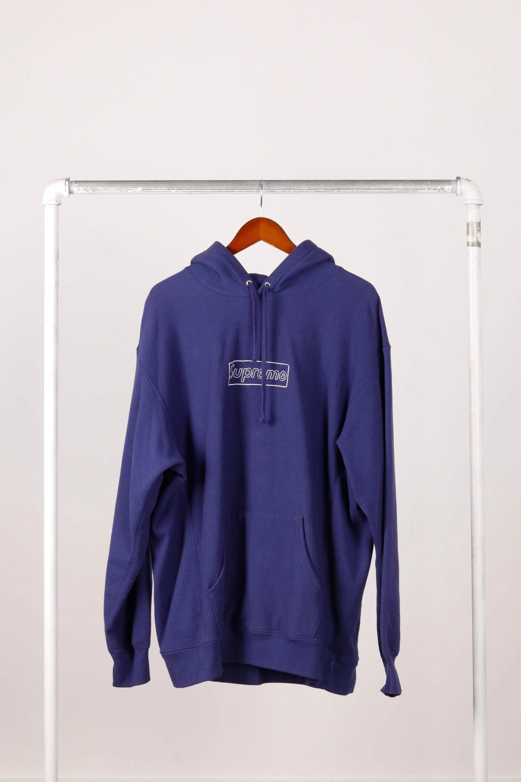 Sweat à capuche Supreme x KAWS SS21 « Chalk Box Logo » bleu marine lavé (2021)