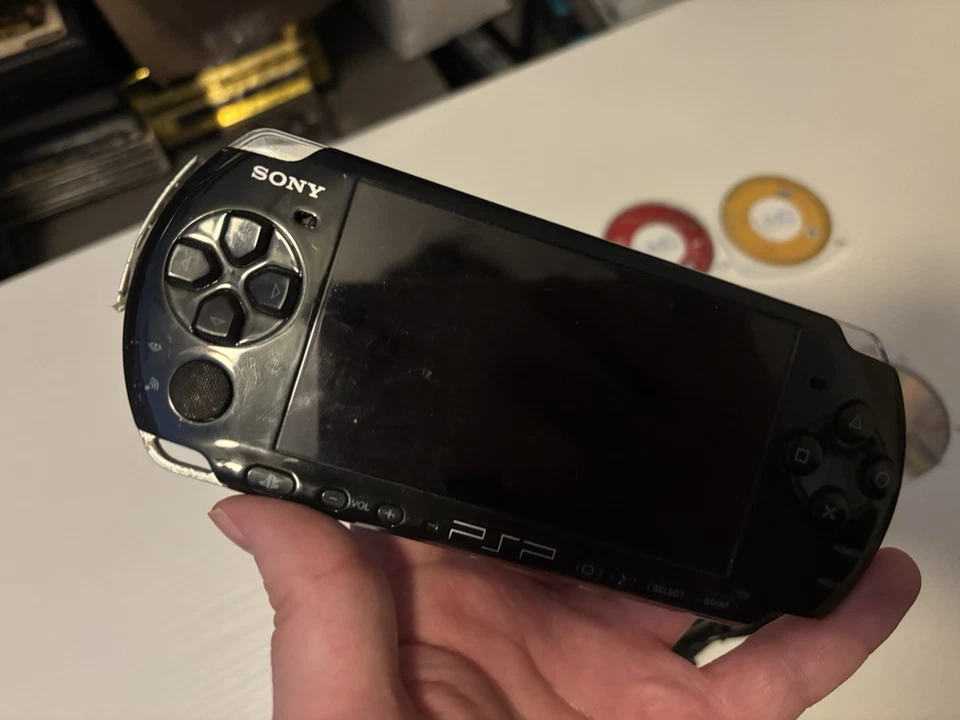 Sistema de console portátil Sony PlayStation PSP 3001 preto e 4 jogos - Imagem 4 de 4