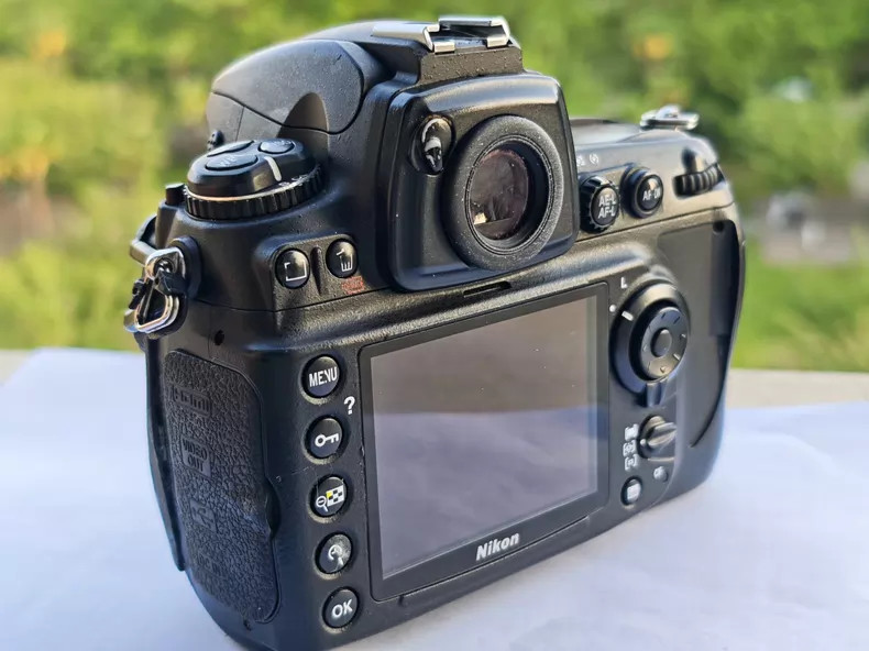 Nikon D700 12.1MP Digital SLR Camera Only Body Near mint English