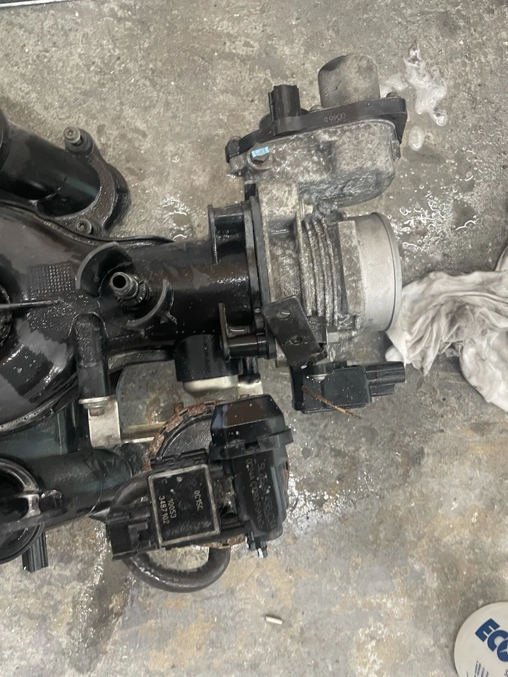 Colector de admisión superior Ford Explorer 2003 4,0 l con cuerpo de acelerador y válvula de purga Foto 3 de 4