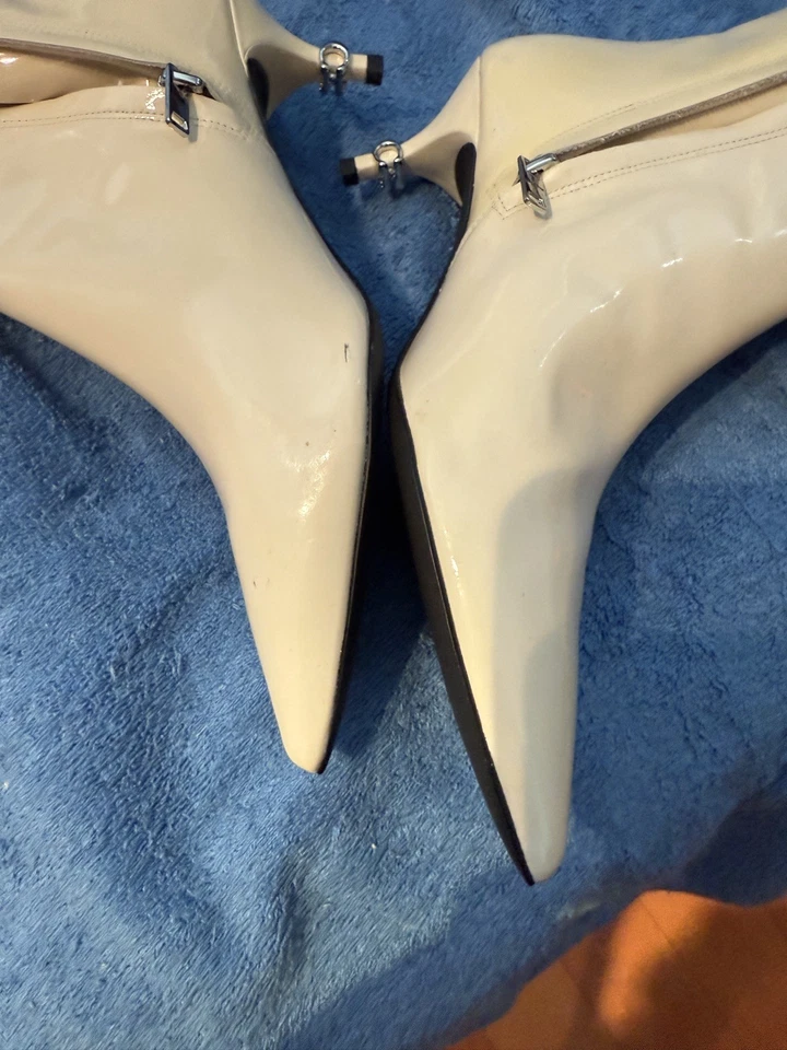 Botines para mujer COACH charol marfil. Talla 9,5 Foto 3 de 4