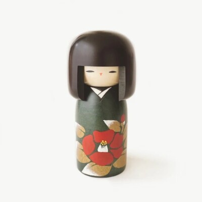Usaburo Kokeshi Holzpuppe ''Tsubaki no Sato'' Kamelie ca. 15cm