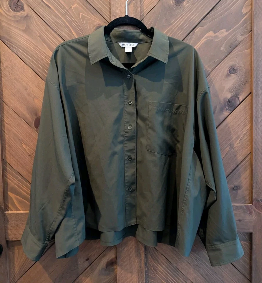 Camisa verde ATHLETA recortada elástica técnica manga larga abotonada 1X  Foto 4 de 4