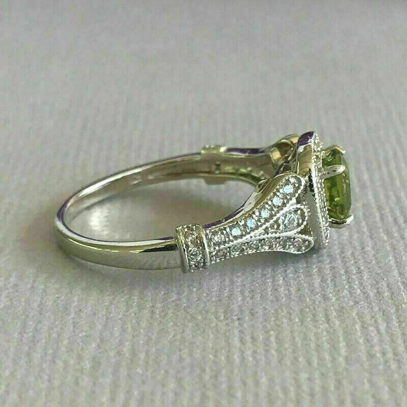 Anillo de compromiso para mujer con halo de peridoto verde corte redondo de 2 quilates acabado en oro blanco de 14 quilates Foto 4 de 4
