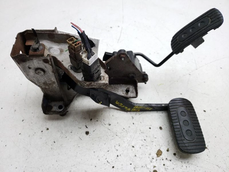 2007 - 2010 Nissan Versa Pedal Freio e Aceleração OEM 46501-EM30B - Imagem 4 de 4
