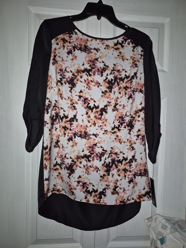 LADIES APT 9 FLORAL & BLACK TOP 3/4  SLEEVE SLIGHT OPEN BACK NWT SIZE MED