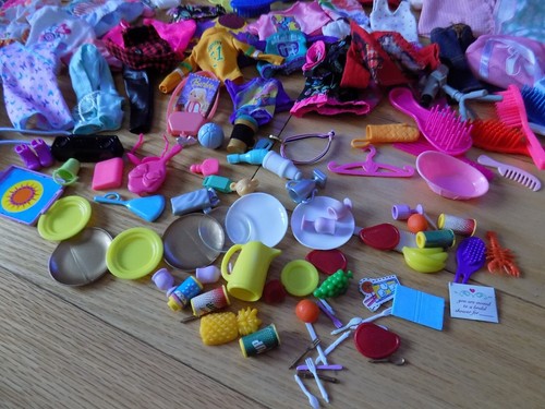 Vintage Barbie fireplace dishes accessories table dolls combs brushes lot clothe - Picture 8 of 16