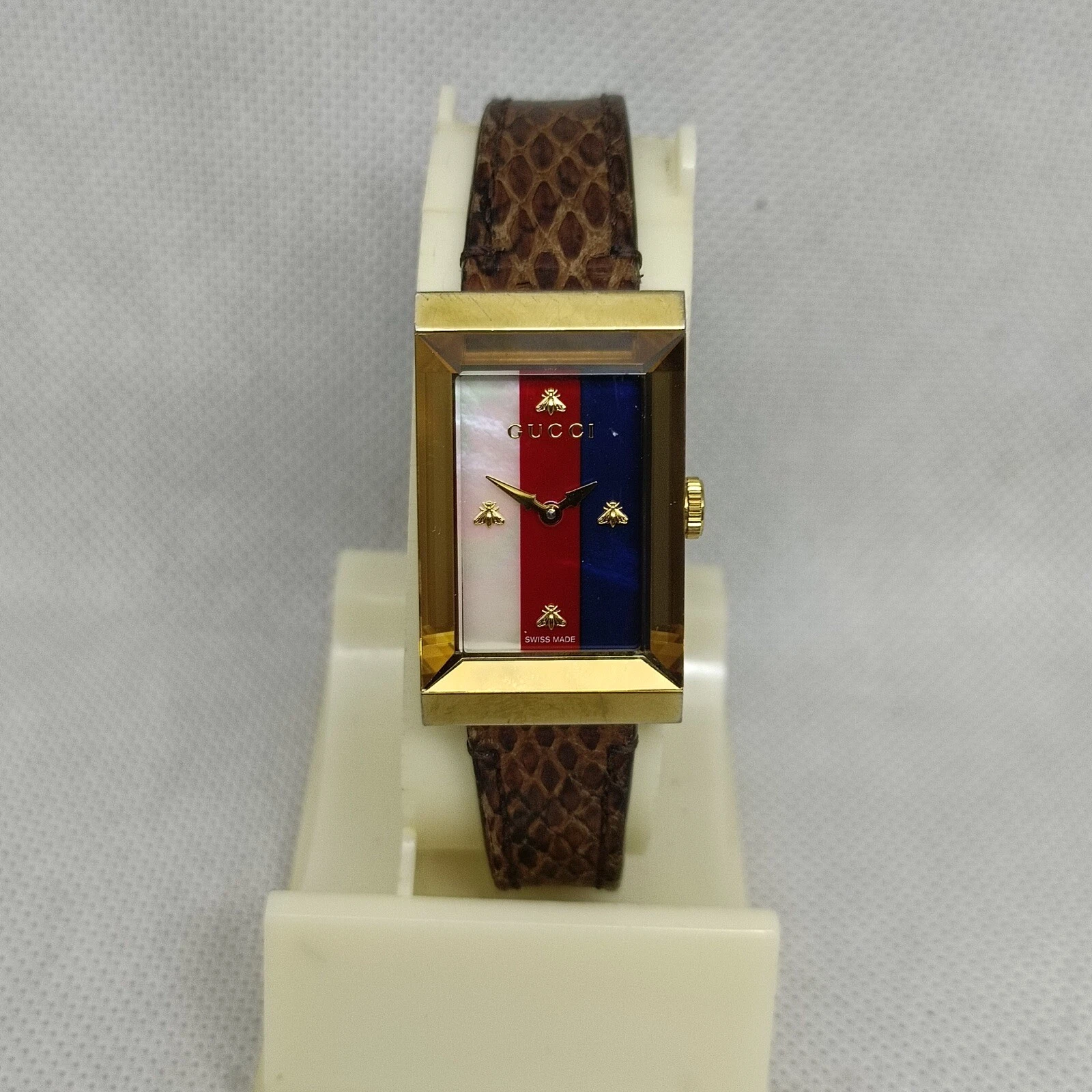 Gucci G Frame Collection belle et élégante montre bracelet pour femme réf. 147,4