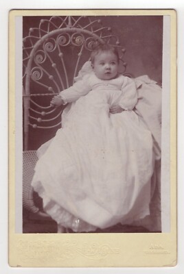 SWEET BABY CHILLING IN WICKER CHAIR IN ADA, MINNESOTA : CABINET CARD