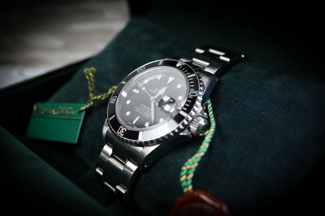 Rolex Submariner Men's Black Watch with White Hour Marker - 16610 |  Acquisti Online su eBay