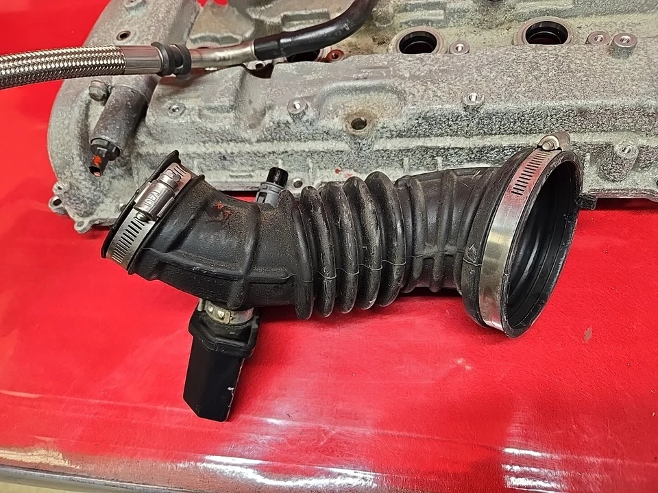 2013 - 2023 GMC Chevy Buick Cadillac L4 Camshaft Rocker Valve Cover 25201395 - Image 4 of 4