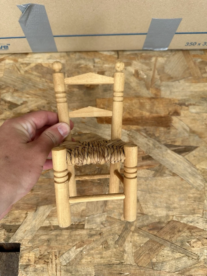 Ancienne petite chaise pour poupée en bois - Photo 2/4