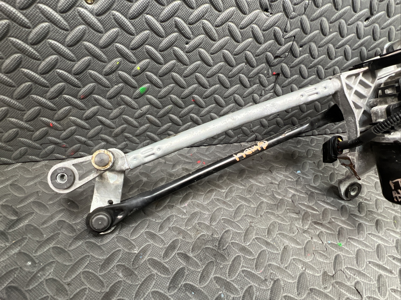 OEM 2014-2020 MASERATI QUATTROPORTE FRONT WINDSHIELD WIPER MOTOR LINKAGE