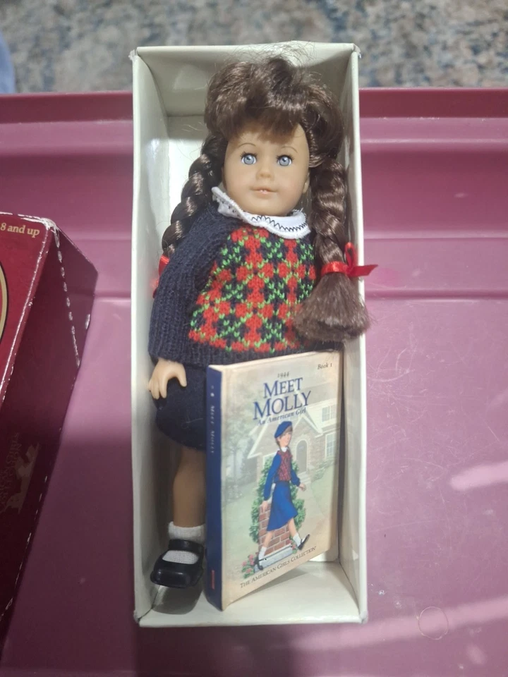 American Girl Pleasant Company Molly 6 英寸迷你娃娃带书。 — 第 2/2 张图片