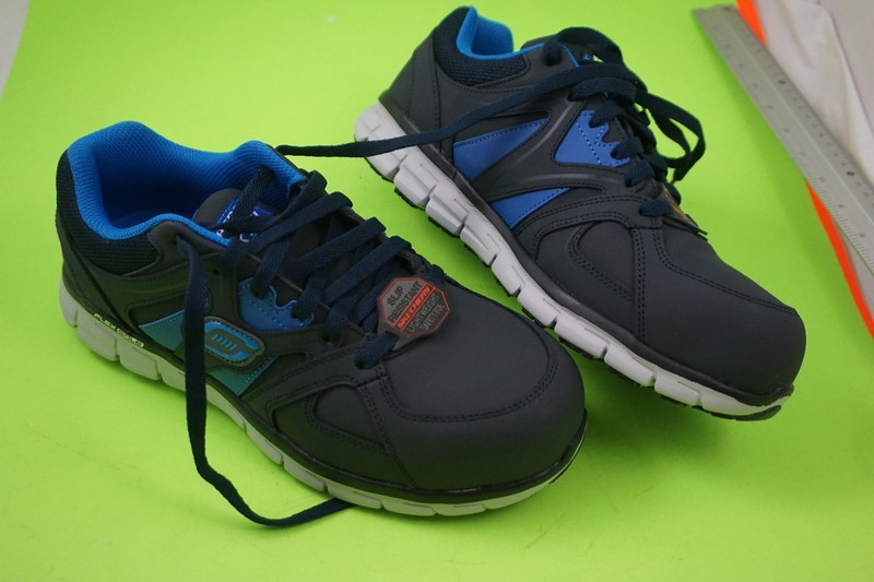 NEW Skechers Men's Larry Blue Shoes US 9 and NICE