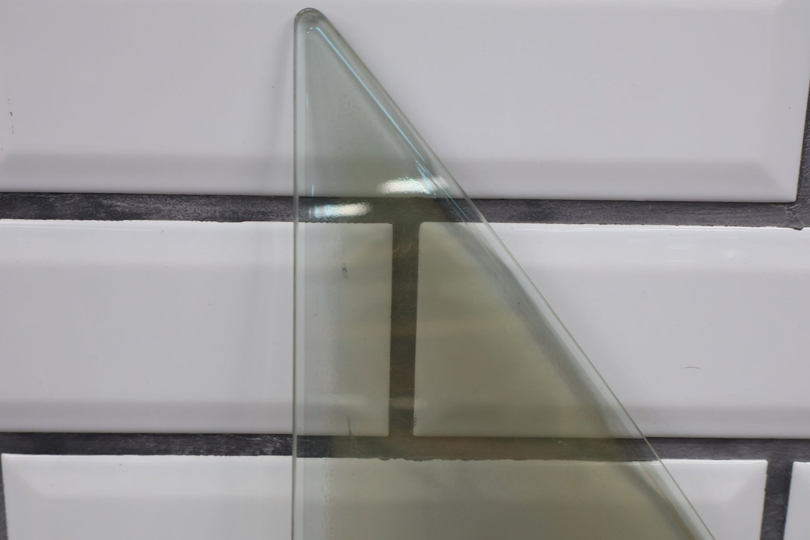 06-12 Bentley Flying Spur Front Right Vent Window Glass (Self Tint) Delaminated