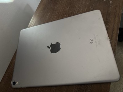 Apple iPad Pro 1st Generation MLMV2LL/A 9.7''