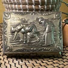 Antik/Vintage Metall-Schmuckschatulle Reliefdekor Figuren/Landschaft, rot, Füße