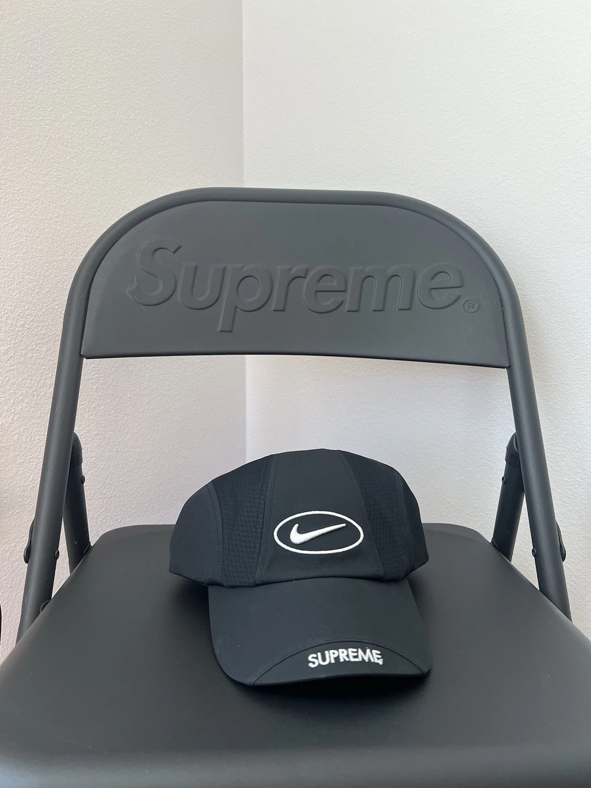 Casquette de course Supreme Nike Ss25 noire Air Max