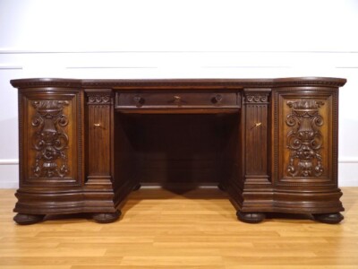 HANNIS ANTIQUE STORE / KAPITALER SCHREIBTISCH UM 1910 / FREISTEHER EICHE FURNIER