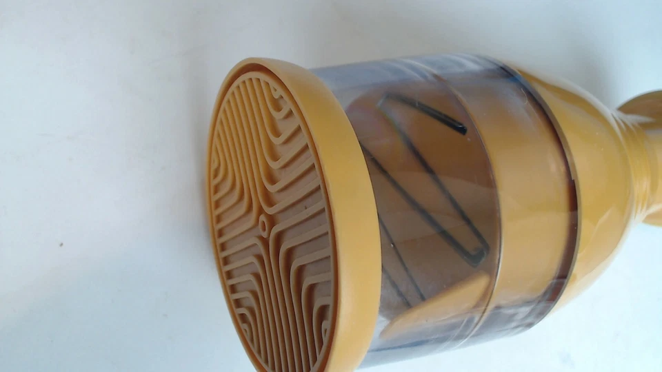 Picadora de alimentos manual amarilla KitchenAid mango de goma Foto 3 de 3