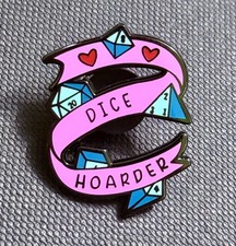 Würfel Hoarder Dungeons & Dragons Pin Anstecker Brosche D20 DnD Meister Kobold Goth Alt