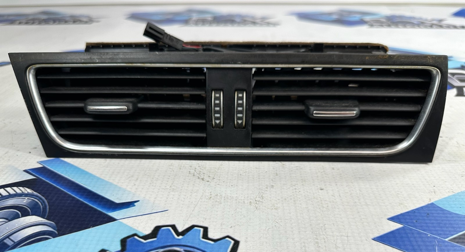 2013-2017  AUDI A4 S4 A5 S5 Center Dashboard A/C Air Vent Grille 8T1820951E