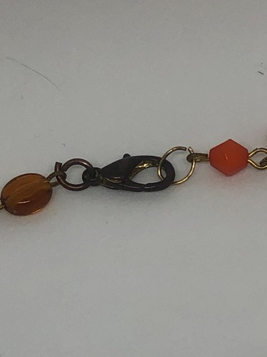 Collana vintage di perline arancioni e ambra con ciondolo cuore in ottone inciso - Foto 8 di 9