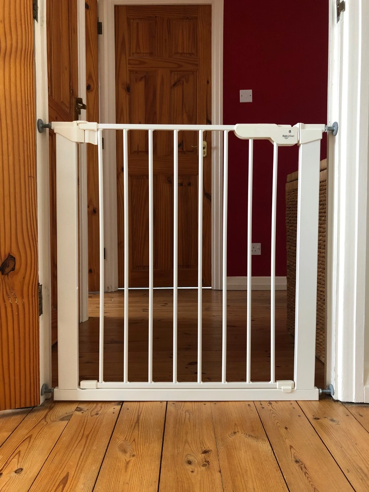 BabyDan Premier True Pressure Fit Gate with Indicator, White
