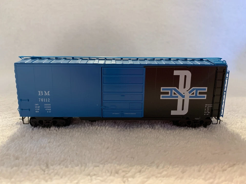 Kadee HO Scale Boston and Maine 40' PS-1 Boxcar #76112 - Image 2 of 4