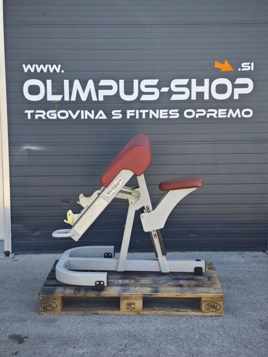 Technogym Pure Strength Scott Bench – Scottbank für Bizepscurls – Rot