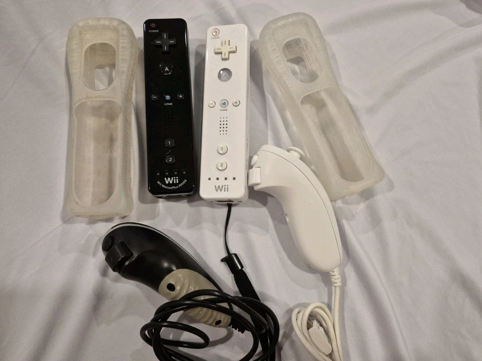 Wii Controller Wiimote Nintendo TWO set with Nunchuks and Silicone cases *Tested - Image 3 of 3