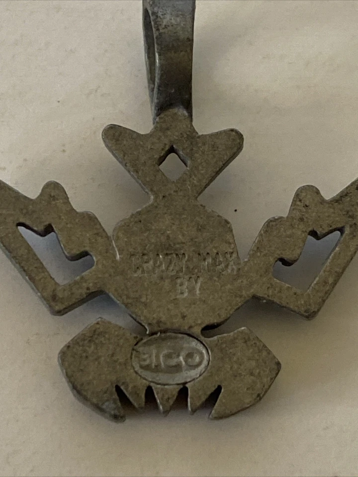 COLGANTE DE PELTRE MAD Vintage de BICO AUSTRALIA Foto 4 de 4