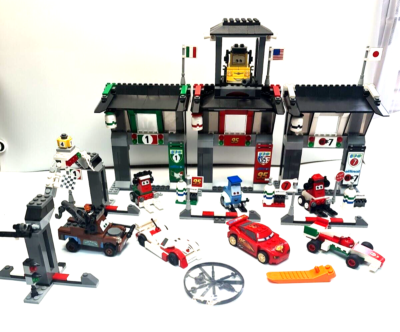 LEGO TOKYO INTERNATIONAL CIRCUIT 8679 Disney Cars 2 - Complete