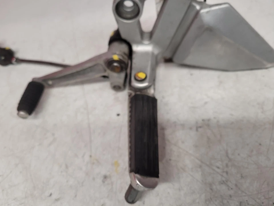 Reposapiés delantero izquierdo Suzuki SV650 2008 Foto 2 de 4