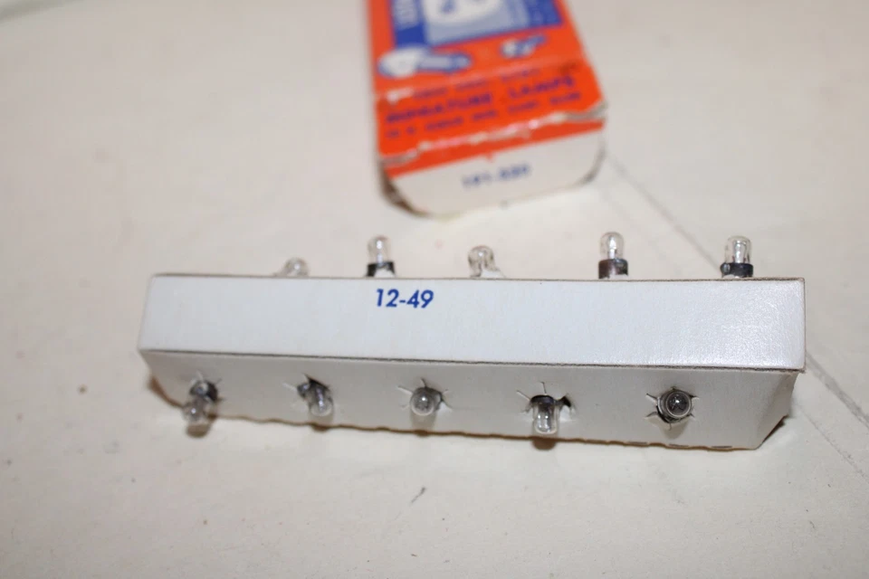 Lionel P/W Set Of Ten L191 12 Volt clear Miniature Lamps (NOS)~w/Brick OB - Image 4 of 4