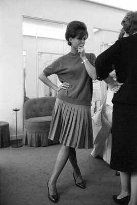 Claudia Cardinale at Nina Ricci's fashion house in Paris Paris 10t- Old Photo