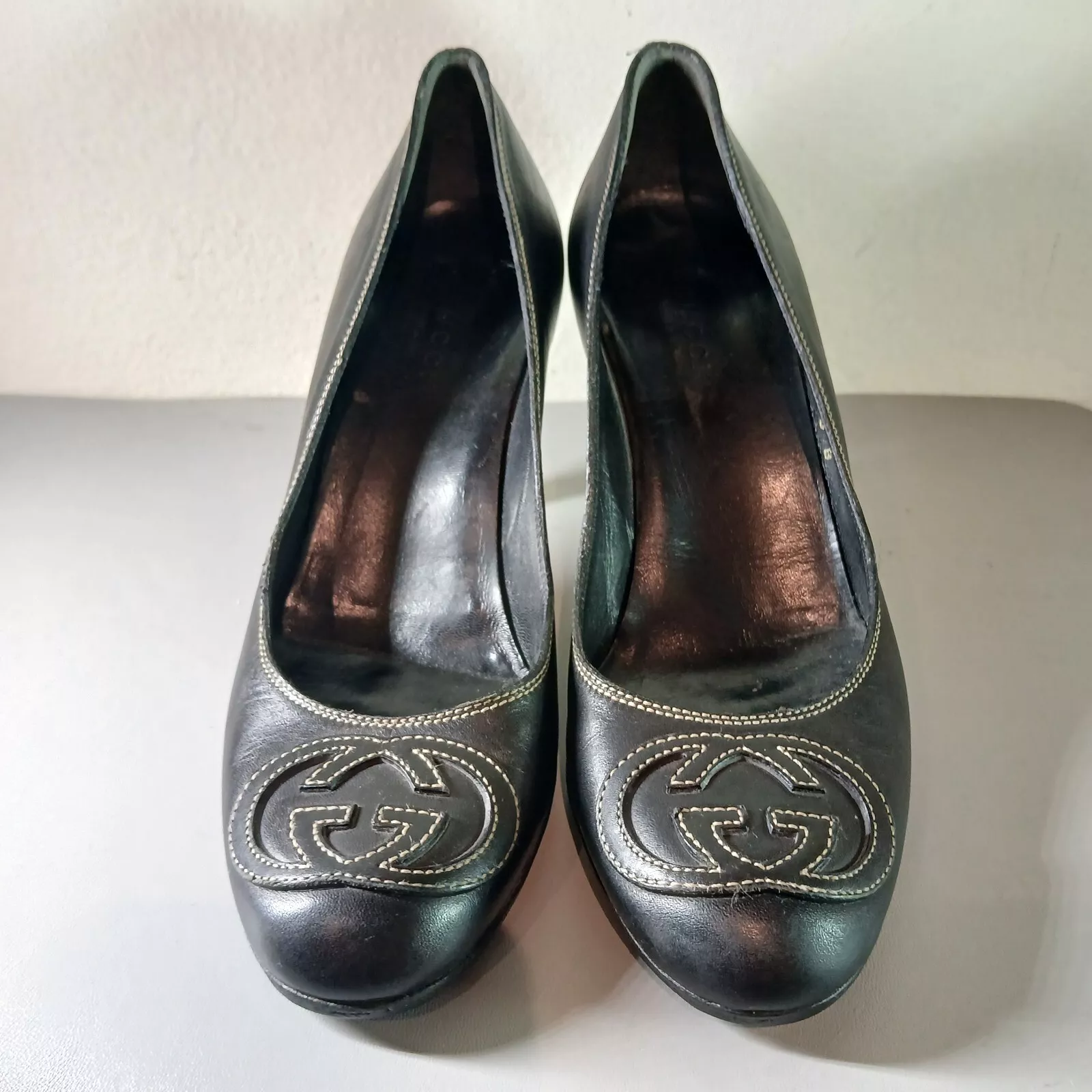 Escarpins à talons GUCCI cuir noir GG cousus logo brodé, taille 5 B bout rond