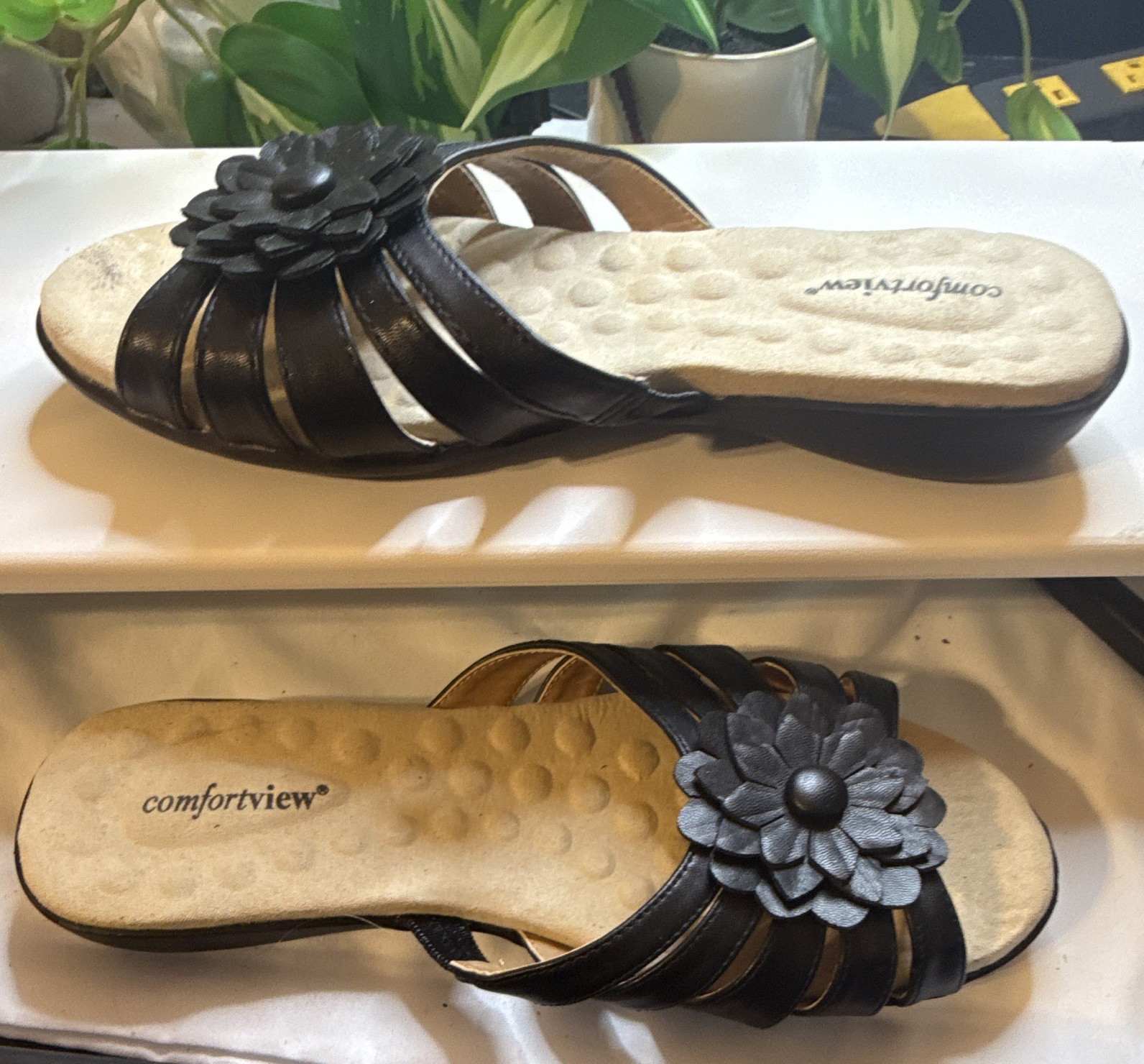 Comfortview Women's Black Leather Solid Flower Slip-On Slide Sandals US 10W