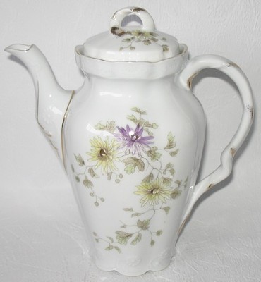 PFEIFFER & LÖWENSTEIN Porzellan Kaffeekanne mit floralem Design und goldfarbenen